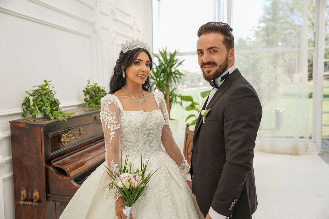 Gelin ve damadın birbirine sarıldığı doğal bir an